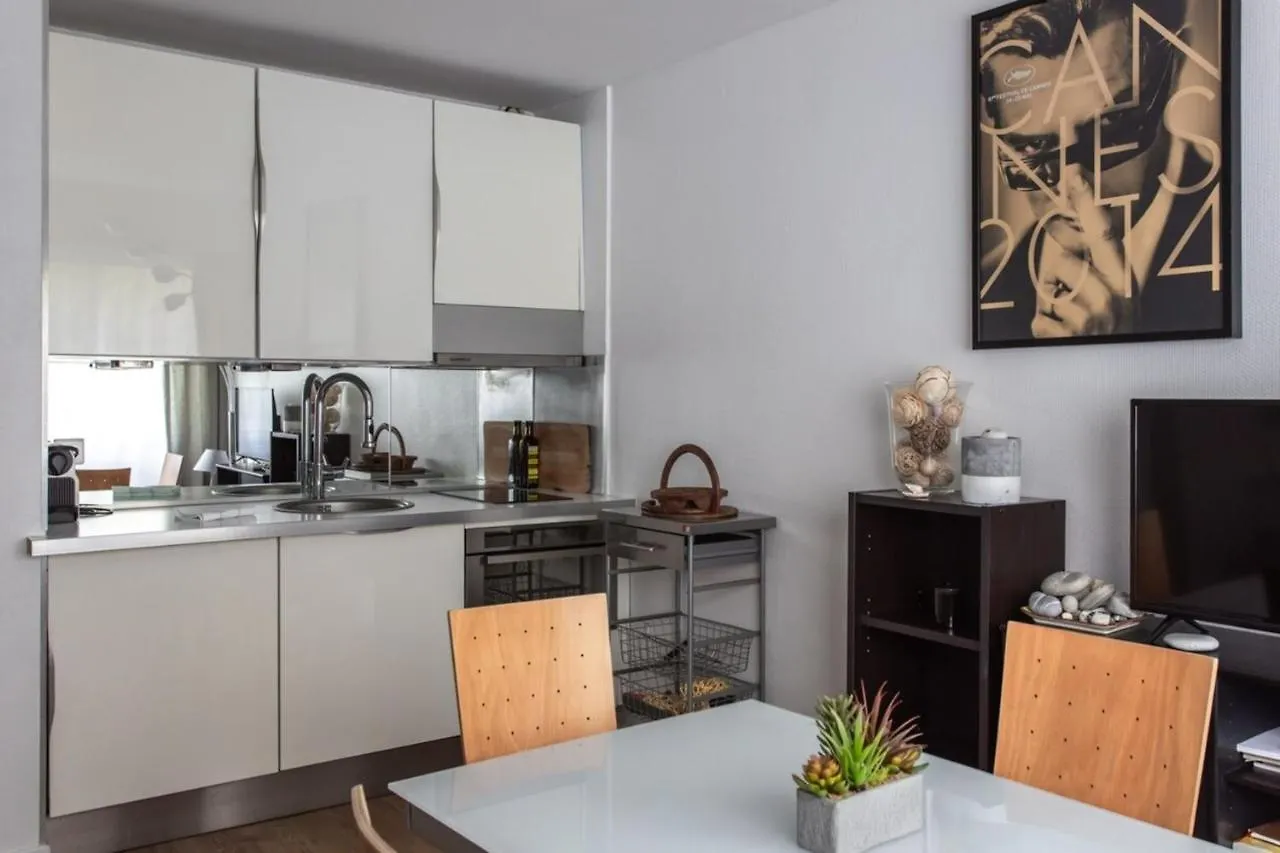 Air-Conditioned Furnished Apartment Ideal For Couples Nice