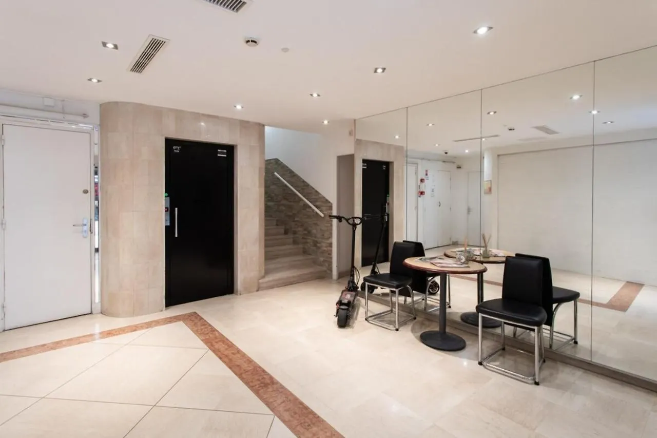 Air-Conditioned Furnished Apartment Ideal For Couples Nice