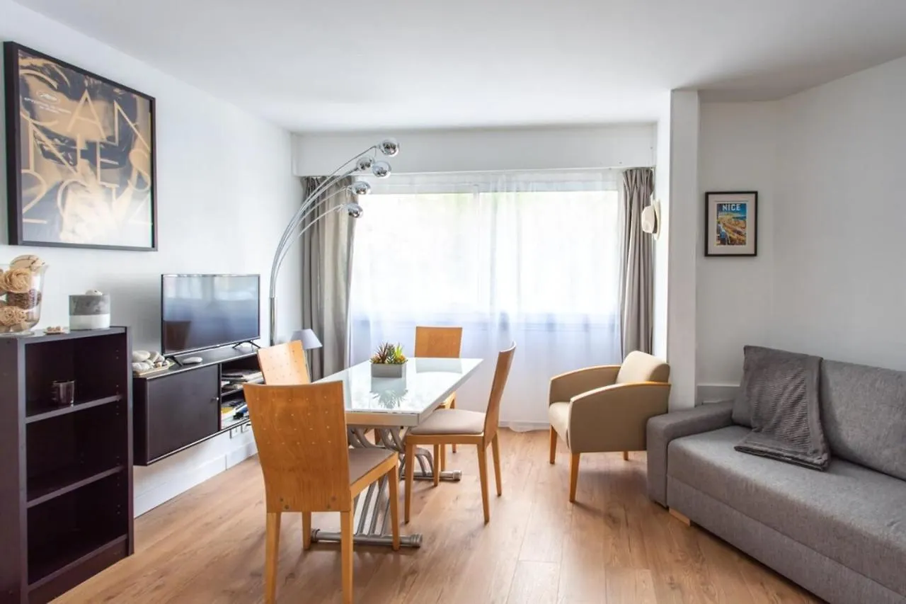 Air-Conditioned Furnished Apartment Ideal For Couples Nice