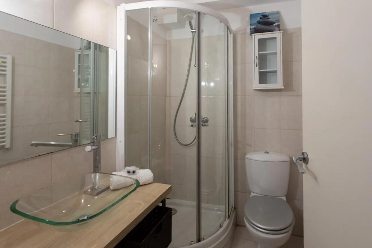 Air-Conditioned Furnished Apartment Ideal For Couples Nice