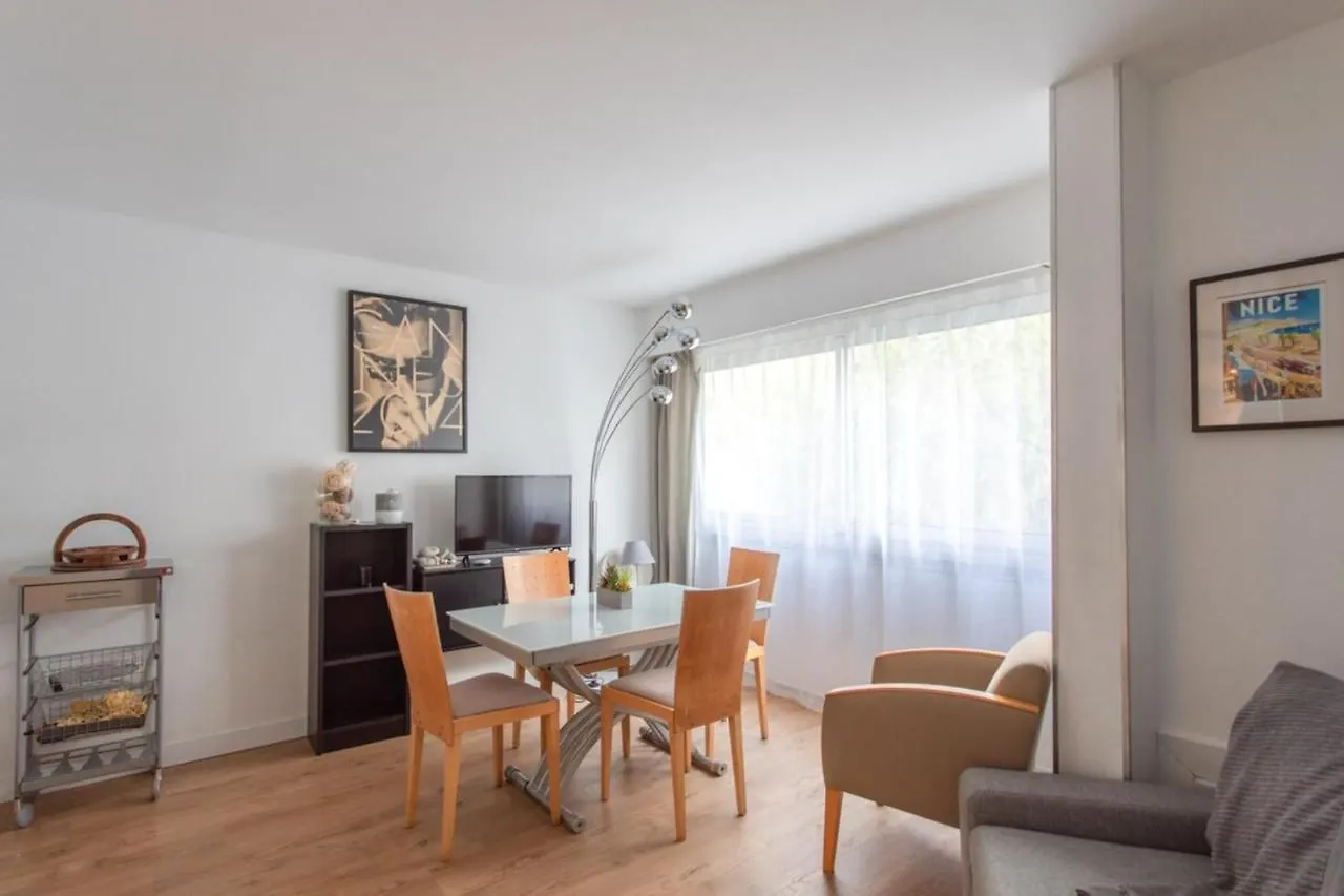 Air-Conditioned Furnished Apartment Ideal For Couples Nice
