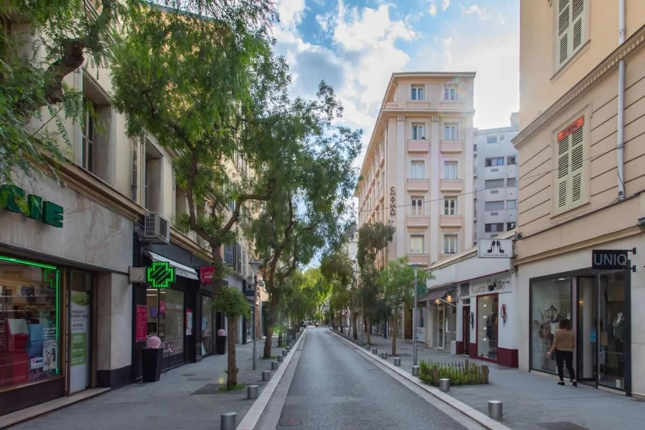 Air-Conditioned Furnished Apartment Ideal For Couples Nice
